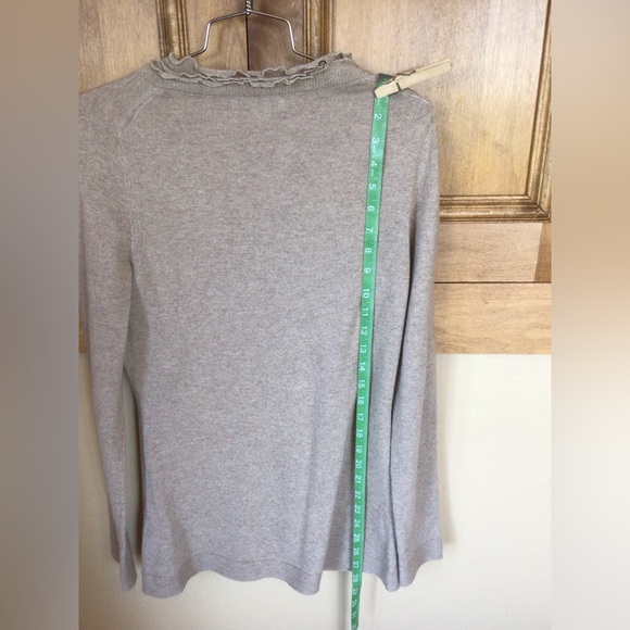 Neutral Banana Republic M Italian wool blend w/ cashmere V neck. - Picture 5 of 6